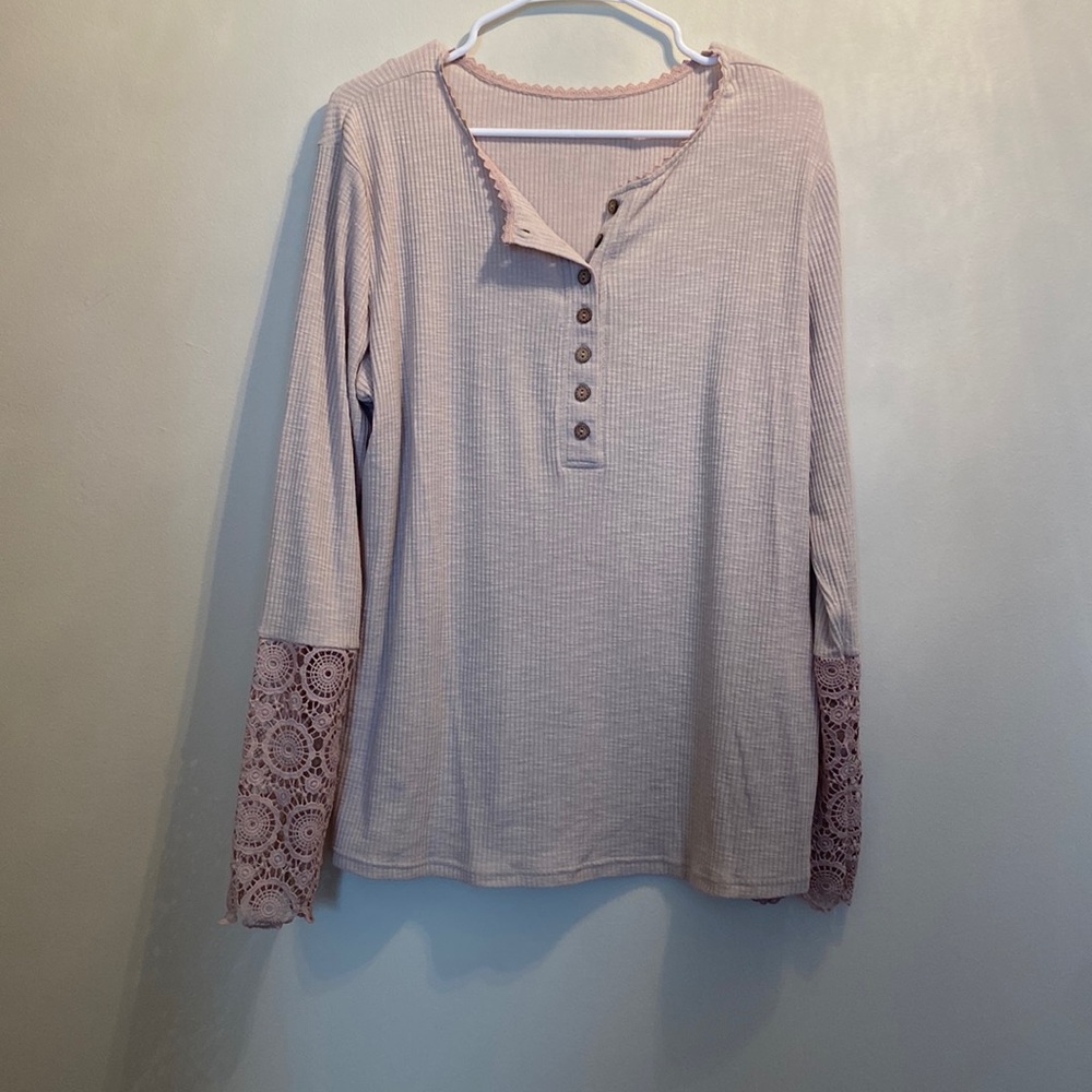 Long sleeve with lace detail